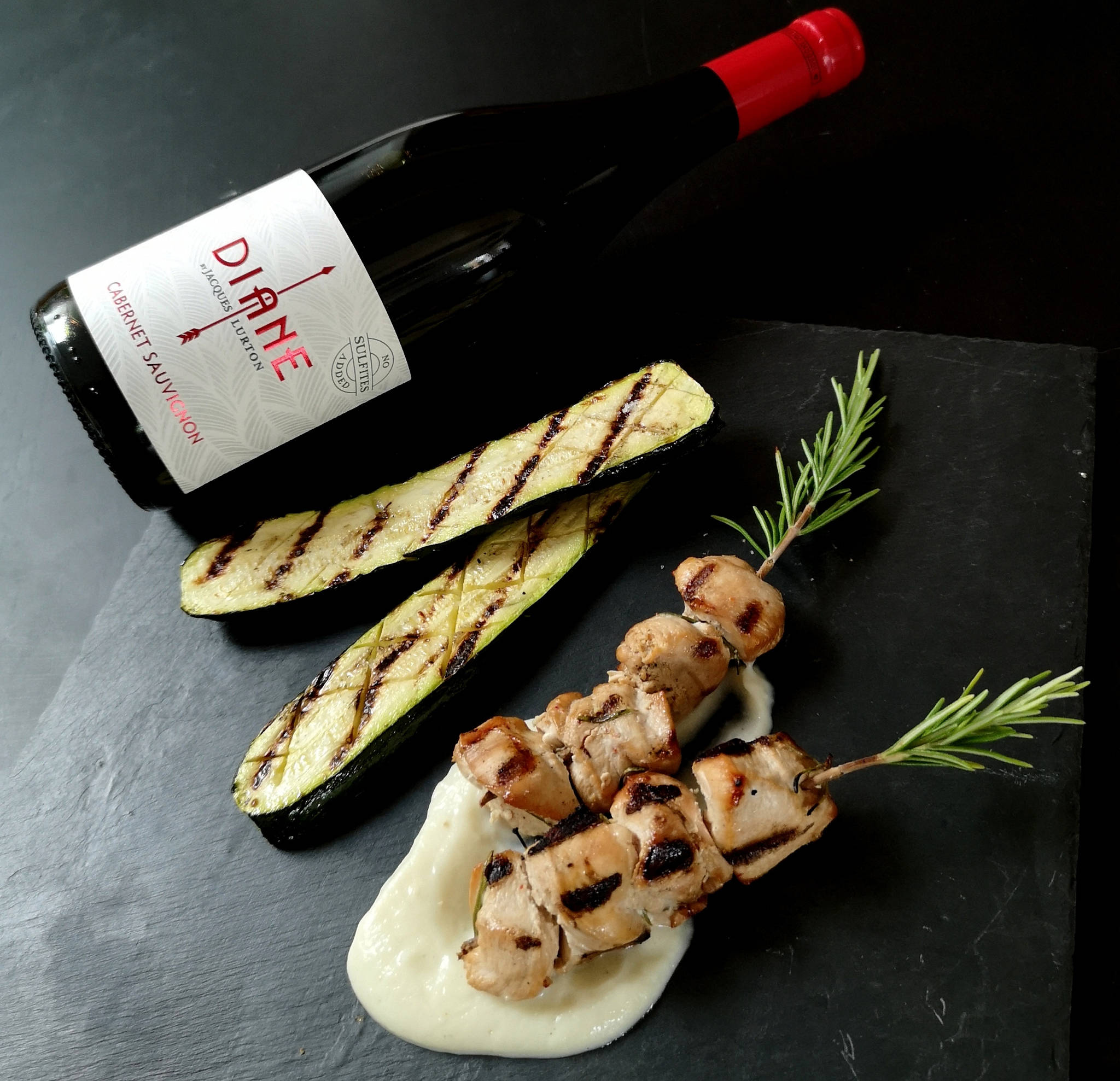 Brochettes de poulet au romarin, courgette grillée, purée d'ail, Diane Cabernet Sauvignon 2021