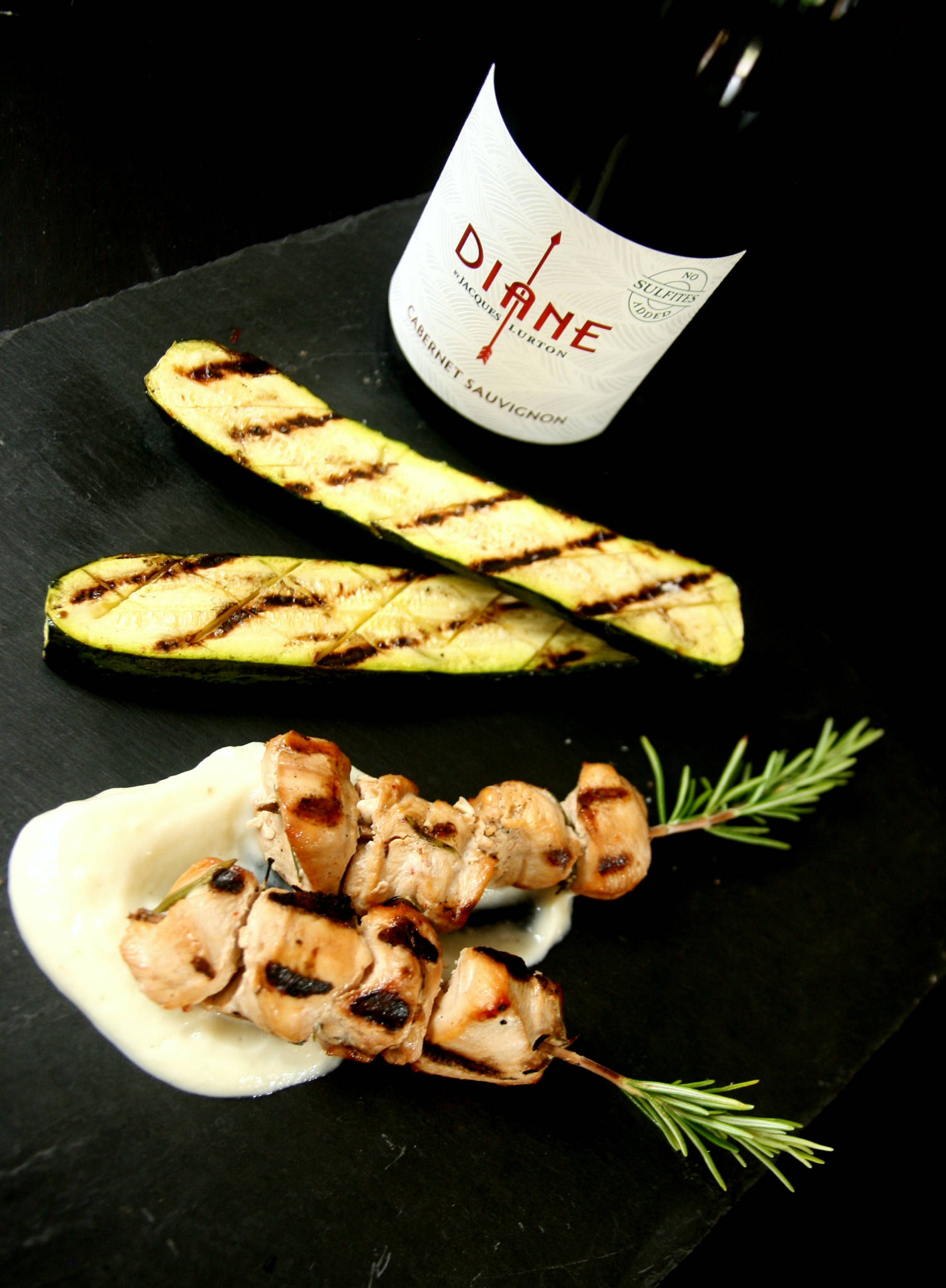 Brochettes de poulet au romarin, courgette grillée, purée d'ail, Diane Cabernet Sauvignon 2021