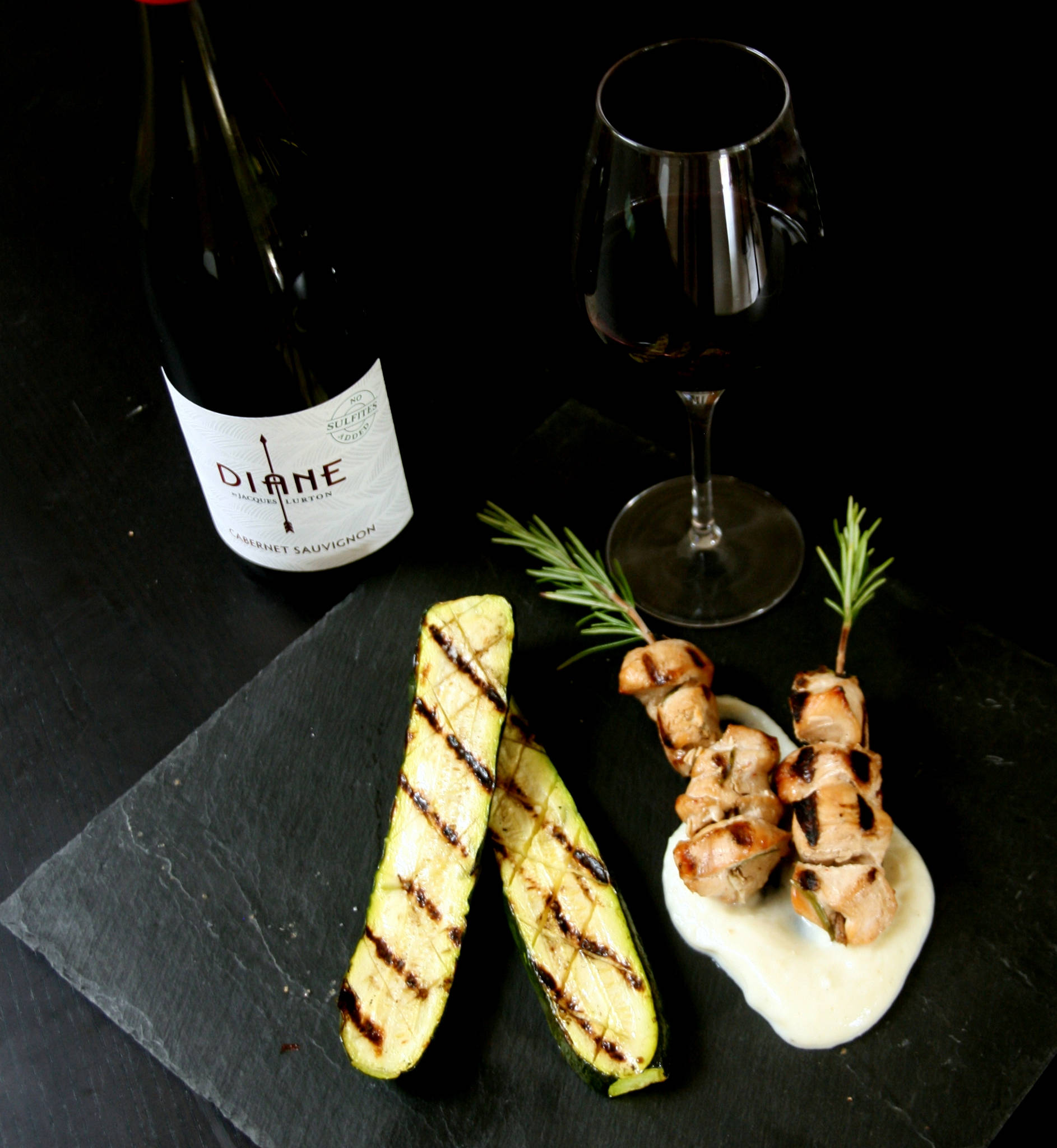 Brochettes de poulet au romarin, courgette grillée, purée d'ail, Diane Cabernet Sauvignon 2021